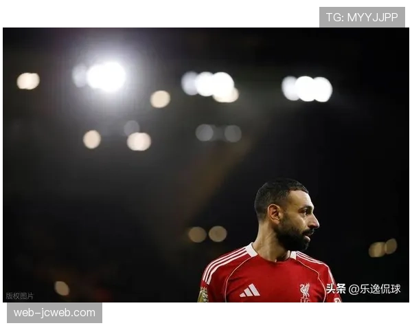 终场哨响，萨拉赫独自望向安菲尔德记分牌