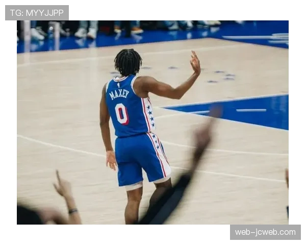 赛后评述:尽管输球,但马克西在高压防守下的投篮选择展现进步 赛后评述:尽管输球,但马克西在高压防守下的投篮选择展现进步