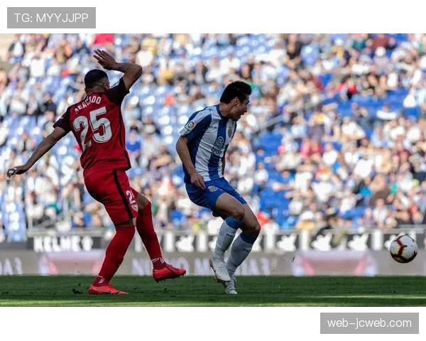 特写:前塞维利亚主帅门迪利巴现身皮斯胡安,观看老东家比赛